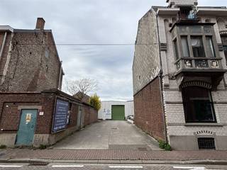 Ontdek deze ruime loods van ca. 420 m², gelegen op een terrein van 7a04ca in het centrum van Merchtem. Deze eigendom biedt niet alleen veel opslag- of werkruimte, maar ook een unieke ontwikkelingskans aan de straatzijde!Dankzij de ligging binnen het RUP Merchtem Centrum – deelgebied 1 (zone voor hoofdstraten), biedt dit perceel interessante bouwmogelijkheden voor de toekomst.Volgens de voorschriften zijn er volgende mogelijkheden:-Bouwdiepte: max. 17 m op het gelijkvloers (25 m bij andere bestemmingen dan wonen), 15 m op het eerste verdiep.-Bouwhoogte: max. 9,6 m (plat dak) of 12 m (hellend dak).-Bestemmingen: eengezinswoningen, meergezinswoningen of cohousing.-Tot 3 volwaardige bouwlagen toegelaten.Kortom: een loods met potentieel voor wie zoekt naar een combinatie van werkruimte en projectgrond in een centrale ligging nabij winkels, openbaar vervoer en voorzieningen.Een unieke opportuniteit voor ondernemers, investeerders of projectontwikkelaars!