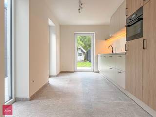 Tot in detail vernieuwde woning bestaande uit een inkomhall, living, ingerichte keuken, 3 slaapkamers, badkamer, stadstuin en garage met berging.