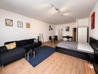 <p><strong>Deze instapklare studio van 55 m² bevindt zich op de gegeerde Plantin en Moretuslei, een centrale ligging met vlotte verbindingen naar het stadscentrum, Berchem Station, openbaar vervoer en belangrijke invalswegen.<br /></strong></p>
<p><strong>INDELING:</strong></p>
<p>De studio beschikt over een ruime leefruimte met veel lichtinval dankzij de grote ramen. De open indeling zorgt voor een aangenaam ruimtegevoel. Er is een aparte keuken met voldoende kastruimte en de nodige toestellen.</p>
<p>De badkamer is voorzien van een douche, lavabo en toilet. De studio is goed onderhouden en onmiddellijk beschikbaar.</p>
<p>Gelegen op een centrale locatie met winkels, supermarkten, openbaar vervoer en het Centraal Station op korte afstand. Ook de belangrijkste invalswegen zijn vlot bereikbaar.</p>
<p><br /><strong>Bijzonderheden:<br /></strong>* Centrale ligging te Antwerpen<br />* Dubbele beglazing, parlofoniesysteem, lift in het gebouw.<br />* Conciërge aanwezig in het gebouw<br />* Uitstekend onderhouden gebouw <br />* AO: 150 euro/ maand (verwarming, water, conciërge, elektriciteit gemeenschappelijke delen, onderhoud,...)<br />* Geen korte termijn verhuur mogelijk.</p>