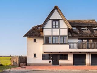 Deze ruime woning bevindt zich op het einde van de Bremlaan, in het Oude Knokke, op wandelafstand van de markt, de scholen en de winkelstraten en aan de rand van het Zoute.<br /><br />De woning beschikt over een bewoonbare oppervlakte van circa 320 m², met vier slaapkamers en evenveel badkamers, een inpandige garage en prachtige terrassen die een open polderzicht bieden met laatavondzon.<br /><br />Ruimte en licht vormen de centrale beleving van dit eigendom.<br />De grote raampartijen zorgen dankzij de oriëntatie voor veel natuurlijk licht en een sterke verbinding met de open omgeving.<br /><br />Op het gelijkvloers bevindt zich een volwaardige kamer, die vandaag uitstekend dienst doet als bureau.<br />De aparte bergruimte kan eenvoudig worden omgevormd tot extra douchekamer.<br /><br />In de inkomhal zijn een toilet en vestiairekasten voorzien, met rechtstreekse toegang tot de inpandige garage.<br /><br />De eerste verdieping herbergt de woonruimtes.<br />Een volledig uitgeruste keuken sluit rechtstreeks aan op de eet- en leefruimte, die directe toegang bieden tot het terras.<br />Dat terras vormt een natuurlijke verlenging van de leefruimtes en biedt een aangename plek om te ontspannen of buiten te tafelen.<br />Door de gunstige zongerichte oriëntatie kunt u hier nagenoeg de hele dag tot in de avond van de zon genieten.<br />Het open zicht en de groene omgeving versterken het gevoel van rust en ruimte.<br /><br />Op de tweede verdieping bevindt zich de masterbedroom met ingemaakte kasten en douchekamer.<br />Daarnaast is er een volwaardige derde slaapkamer met ingemaakte kasten en eigen badkamer, en een vierde kamer die vandaag dienst doet als ingerichte dressing, eveneens voorzien van een eigen douchekamer.<br /><br />De woning werd kwalitatief afgewerkt en is volledig instapklaar.<br />Een alarmsysteem is aanwezig, en met een EPC-score van 78 kWh/m² woont u hier zeer energiezuinig.<br /><br />Heeft u interesse? Contacteer ons voor alle bijkomende info of een bezoek.