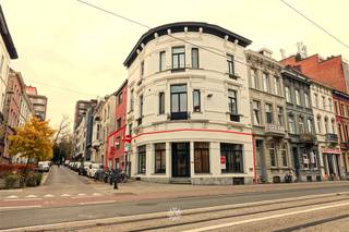 GENT - Kortrijksesteenweg 267 Op zoek naar een centraal gelegen handelspand / kantoor te huur in hartje Gent? Dan is dit pand mogelijk iets voor...