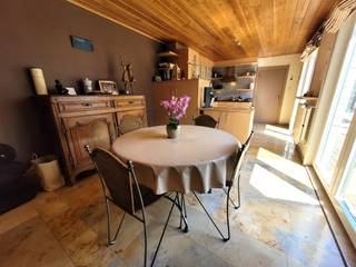 Mooie WONING gelegen op de Astridlaan, vlakbij ’t Perretje. Met HOBBY, ATELIER, WINKEL OF KANTOORRUIMTE. Grondoppervlakte 350 m². Gezellige WOONST...