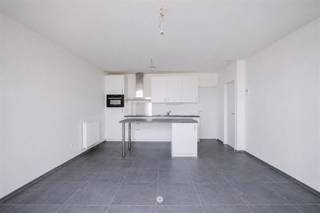 Op zoek naar een modern en energievriendelijk appartement met 1 slaapkamer?<br />Dit appartement is gelegen op de eerste verdieping van een kleine residentie met in totaal 4 appartementen en op het gelijkvloers een kantoorruimte.<br />Het bouwjaar = 2000, en het appartement is gebouwd op een energiezuinige manier (energielabel A).<br />Het appartement kent volgende indeling: centrale inkomhal + eet- en leefruimte met een open keuken met kookvuur, dampkap, oven, vaatwasser, ijskast en dubbele lavabo + apart toilet + berging/wasplaats + 1 ruime slaapkamer + badkamer met inloopdouche & lavabomeubel.<br />In het gebouw is een gemeenschappelijke fietsenberging & vuilbakkenberging aanwezig en er kan gebruik gemaakt worden van de gemeenschappelijke parking achteraan het gebouw.<br />Tot voor kort werd dit appartement nog verhuurd tegen een maandelijkse huurprijs = ca 750,00 EUR, maar dit huurcontract werd beëindigd tegen 30-09-2026.<br />Het gebouw is heel centraal gelegen in het centrum van Temse. Er is een zeer vlotte bereikbaarheid, zowel per fiets als per auto als met het openbaar vervoer.<br />Heb je interesse in dit moderne appartement? Neem dan contact op met Hans via e-mail hans@finactor.be of via GSM +32 497 26 99 37.