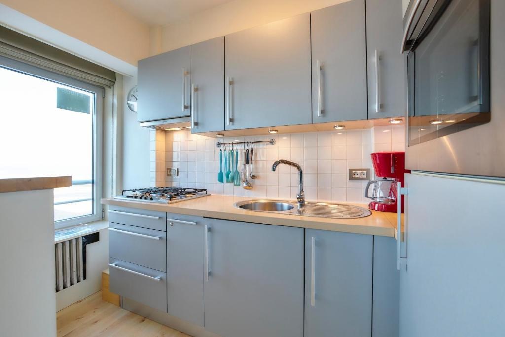 INSTAPKLARE STUDIO MET SCHITTEREND ZICHT OP ZEE - foto 2