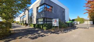 Vernieuwde kantoorruimte van 205m² gelegen in de Guldendelle industriezone langs de Leuvensesteenweg te Kortenberg. Het kantoorgebouw is op het gelijkvloers reeds bezet door een huurder en werd recent volledig vernieuwd. Op de eerste verdieping bevindt er zich nog een kantoorruimte van 205m² die momenteel nog voorzien is van de huidige indeling, deze kan in samenspraak met de eigenaar gewijzigd worden. Keuken wordt geplaatst door de eigenaar in samenspraak met de nieuwe huurder. 10 parkeerplaatsen inbegrepen in de huurprijs.<br />Voor meer info of een bezoek contacteer Panorama via 02/420.00.00.