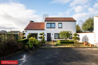 TE KOOP in LIEVEGEM : Zeer goed gelegen woning dicht bij de dorpskern van Zomergem. Winkels, openbaar vervoer en scholen in de onmiddellijke...
