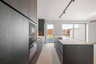 Deze moderne nieuwbouwwoning (lot 14) wordt gerealiseerd in een residentiële omgeving aan een nieuwe invalsweg van de Warandestraat. De woning werd reeds opgebouwd en wordt binnenin verder kwalitatief afgewerkt door Dumobil Woonprojecten, zodat jij zorgeloos kan verhuizen naar een splinternieuwe instapklare woning.<br /><br />De woning met plat dak en 2 volwaardige bouwlagen is voorzien van 3 slaapkamers, een bergruimte, een badkamer met bad, inloopdouche en dubbele wastafel, en 2 aparte toiletten. De leefruimte heeft een open keuken met eiland, een eet- en zithoek, en eventueel een bureauhoek. Naast de keuken is een handige wasplaats voorzien. De gevel wordt afgewerkt met een grijze steen, houten bekleding en zwart buitenschrijnwerk. De woning staat op een perceel van 220 m² en binnen de prijs van de woning hoort een vrijstaande carport, een tuinhuis en de volledige afwerking van de ideale zuidwest gerichte tuin! De woning is uitgerust met duurzame technieken zoals een geothermische warmtepomp en vloerverwarming.<br /><br />Dit nieuwbouwproject is voorzien van groenzones en een fijn wandel- en fietspad waardoor je makkelijk zonder wagen op pad kan. Bijvoorbeeld naar het Kasteel van Moorsele of het Groen Lint Park vlakbij. Daarbij zijn er supermarkten op wandelafstand.<br /><br />Deze all-inprijs excl. kosten omvat een volledig afgewerkte, instapklare woning met álle voorzieningen en omgevingswerken inbegrepen. De totale kostprijs inclusief wettelijke kosten waaronder registratierechten, btw, notariskosten en aansluitingskosten kan je eenvoudig bekijken op onze <u><strong>website</strong></u>: <u><strong>www.dumobil.be/nl/woonprojecten/projecten/moorsele</strong></u>. En/of contacteer onze bouwadviseur Sam Borrey voor meer info: 0483/21.01.33 | sam@dumobil.be<br /> 