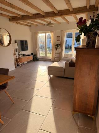 <p>In optie</p><p>Ben je op zoek naar een woning waar je meteen kan thuiskomen? Deze gerenoveerde vrijstaande woning ligt in een rustige straat in Pulle en combineert ruimte, licht en hedendaags wooncomfort met mooie authentieke elementen.</p><p>Via de vernieuwde voordeur kom je in de ruime inkomhal met plaats voor een vestiaire en een apart gastentoilet. Op het gelijkvloers zijn er vier slaapkamers, een badkamer met bad, lavabo en toilet en een aparte wasplaats.</p><p>De ruime, lichte living vormt het hart van de woning. De originele vol eiken deuren en houten balken werden professioneel gezandstraald en geven het interieur extra karakter. De open keuken is volledig uitgerust met een grote koelkast en diepvries, stoomoven, combi-oven/microgolfoven, inductiekookplaat met vijf kookzones en vaatwasser.</p><p>Aansluitend ligt de veranda met zicht op de tuin en de achterliggende weien. Een heerlijke plek om van het groen en de rust te genieten.</p><p>Via een nieuwe vaste eiken trap bereik je de volledig afgewerkte en geïsoleerde zolder, met twee nieuwe Veluxramen met verduistering en vliegenramen en airconditioning.</p><p>Ook praktisch zit je hier goed, met een dubbele garage met veel mogelijkheden en een lange oprit. Overal is dubbele beglazing en zijn er rolluiken. De woning heeft EPC-label C, een nieuwe warmtepompboiler, conforme elektriciteit en is asbestveilig. Ze werd bovendien recent volledig geschilderd.</p><p>Een instapklare woning met karakter, veel ruimte en een prachtig groen uitzicht. Klaar voor nieuwe bewoners.</p>