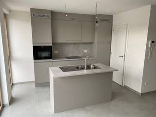 <strong>NIEUWBOUW !!! Ideaal gelegen appartement op de eerste verdieping in een kleine residentie.</strong><br />Eerste verdieping: Inkomhal, WC, 2 slaapkamer, badkamer voorzien van inloopdouche en dubbele lavabo in meubel, berging/wasplaats, ruime living met open keuken en terras.<br />1 binnen autostaanplaats en ruime privé kelder.<br />Extra info: 5 zonnepanelen, warmtepomp en vloerverwarming.