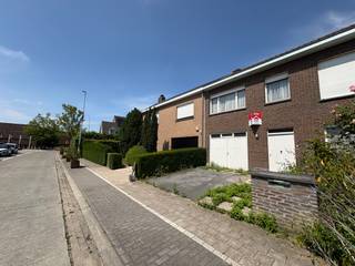 Op zoek naar een woning die je zelf kan aanpassen naar eigen smaak? <br />Dan is deze woning ideaal voor jou! Op een ideale rustige ligging, nabij scholen, openbaar vervoer en dichtbij centrum.<br /><br /><strong>Indeling: </strong><br />Inkomhal, living, berging, kelder, veranda, keuken, tuin en garage<br />1ste verdiep: 4 slaapkamers en bureau ruimte<br />2de verdiep: zolder met mogelijkheid om 2 extra slaapkamers te maken<br /><br /><strong>troeven:</strong>
<ul><li>veel potentieel</li><li>mogelijkheid tot 7 slaapkamers</li><li>garage en 2 staanplaatsen</li><li>rustige ligging</li></ul>