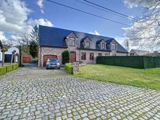 Te huur halfopen villawoning met 4 slaapkamers in Wortegem-Petegem (Elsegem)Deze charmante halfopen bebouwing is gelegen in de RUSTIGE OMGEVING van...