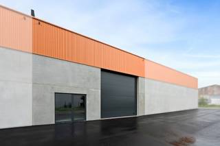 KMO-park Zilleghem bestaat uit 18 KMO-units en 2 kantoren, waarvan op heden nog maar enkele units te koop zijn! <br />Gelegen op het bedrijventerrein 'De Schatting', nabij de Torhoutsesteenweg met een goede verbinding naar de op- en afrit Ruddervoorde (E403). <br />Rondom het gebouw is een private weg aangelegd met privatieve parkeerplaatsen.<br />De KMO-units zijn geschikt voor zowel opslag als productie. Mogelijkheid om zonnepanelen te voorzien op het dak.<br /><br />Afwerking casco KMO-units :<br />- brandklasse C<br />- vrije hoogte van +/- 6,5 m<br />- staalconstructie in combinatie met een betonplint en geïsoleerde sandwichpanelen<br />- automatische sectionale poort (4,50 m B x 4,20 m H) met aparte toegangsdeur met glaspartij<br />- lichtstraat en polybetonvloer<br />- regenwater en septische put<br /><br />KMO-unit 1 op de hoek van het bedrijfsverzamelgebouw bestaat uit een gelijkvloerse verdieping (164 m²) en een lichtrijk kantoor op de eerste verdieping (164 m²).<br /><br />Voorziene oplevering Q4 2025.<br /><br />Voor meer info en inzage in de verkoopplannen of een bezoek ter plaatse : info@futurimmo.be - 0470 50 50 50.