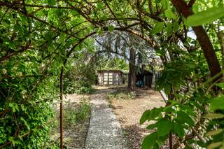 Gerenoveerde bel-etage gelegen in het centrum van Mol.
Alle faciliteiten (winkels, horeca, scholen, ziekenhuis, openbaar vervoer,…) bevinden zich op wandelafstand.
De omliggende gemeenten zijn zeer vlot bereikbaar door de Zuiderring (N71) en de N18 in de nabijheid.
Op het gelijkvloers bevinden zich de garage, toilet, hobbyruimte, boekenruimte en de doorgang naar de tuin. Verder bevinden zich op de eerste verdieping woonkamer (43m²) met inbouwhaard, vernieuwde keuken (2020), wasruimte en terras (24m²) met zicht op de tuin.
Op de tweede verdieping zijn er 2 ruime slaapkamers, kinderkamer en een badkamer (douche – toilet- lavabo) en een dressing.
Tevens is er een siertuin met berging voor tuinmateriaal.
Een unieke parel in het centrum van Mol!
Voor verdere informatie kan U steeds terecht op ons kantoor. 014/82.15.15.