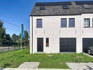 In deze doodlopende verkaveling 'Biezenhof' te Beervelde realiseerden we 13 uiterst energiezuinige woningen in een landelijke stijl.<br />Deze woning op lot 1 staat op een mooi perceel van 360m².<br /><br />GLVLS: inkom, ruimte voor vestiaire, wc, ruime living met ingerichte keuken met eiland en grote garage. De mooie raampartij in achtergevel zorgt voor veel lichtinval.<br />1ste VERD.: drie ruime slpks, wc, badk. met ligbad, douche en badmeubel met dubbele lavabo en bureauruimte op de overloop.<br />ZOLDER: vaste trap voorzien naar een aparte berging en 4de ruime slaapkamer met 2 dakvlakramen.<br />Voor de afwerking kan je rekenen op de begeleiding én expertise van ons team en onze partners.<br />BEN-woning (E-peil 5!) dankzij het doorgedreven isolatiepakket, warmtepomp met vloerverwarming ( + vloerkoeling ) , ventilatiesysteem D en 18 (!) (= 7290 wp) zonnepanelen. Samen met de regenwaterput van 10.000L voldoet deze woning dus aan alle normen voor de toekomst en bespaar je op je woonkost. Snel beschikbaar!<br /><br />De prijs is excl. btw en kosten.<br />Meer info: 09 280 60 60 of info@durabrik.be<br />Download de brochure op onze website https://durabrik.immo/beervelde-biezenhof<br />Ontdek onze kijkwoningen op https://www.durabrik.be/nl/kijkwoningen<br />* Afbeeldingen en oppervlaktes zijn indicatief.
