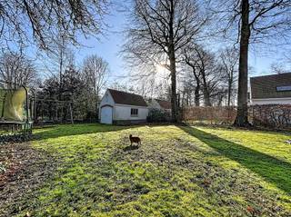 BEZOEK? Bel 09/225.00.78 Deze stijlvolle halfopen bebouwing bevindt zich in een unieke, rustige en residentiële buurt, op een perceel van maar liefst...