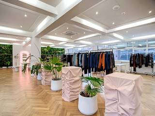 Het gebouw beschikt over drie beschikbare units van telkens 420 m². Verdiepingen 2 en 3 kunnen desgewenst gecombineerd worden gehuurd (840m²).<br /><br />Het pand bevindt zich op slechts 100 meter van het bruisende Eilandje. De bereikbaarheid is uitstekend via de E19 (afritten Borgerhout en Wilrijk). Openbaar vervoer is vlakbij met een bushalte op 30 meter (lijn 17) en een deelfietsstation op 150 meter. Er zijn 1 à 2 autostaanplaatsen voorzien, met bovendien de mogelijkheid om extra parkeerplaatsen in de nabije omgeving bij te huren. Het pand wordt instapklaar opgeleverd. Tal van restaurants en cafés bevinden zich om de hoek en een Albert Heijn ligt op slechts 200 meter. <br /><br />Meer info of een bezoek? Neem dan snel contact op!