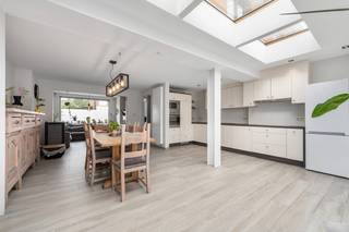 [[ DIT PAND NEEMT DEEL AAN DE ERA OPEN HUIZEN DAG OP 13/6 VAN 16:00 TOT 17:00 ]]
<p>Te koop: Instapklare woning met leuk terras/tuin in Dendermonde, dichtbij invalswegen.</p>

<p> </p>

<p>Dit verzorgde huis biedt een praktische indeling en een comfortabele leefruimte. Dankzij de ligging nabij scholen, openbaar vervoer en belangrijke invalswegen geniet u van een vlotte bereikbaarheid. De woning is instapklaar, waardoor u meteen kunt verhuizen, en de ruime zolder biedt de mogelijkheid om een vierde slaapkamer te creëren.</p>

<p> </p>

<p>Belangrijkste ruimtes:</p>

<p>• Woonkamer (20 m²) met kachel en gezellige sfeer</p>

<p>• Keuken (37 m²) met veel ruimte voor koken en eten</p>

<p>• Drie slaapkamers (14 m², 10 m², 6 m²)</p>

<p>• Badkamer (4 m²) met douche, toilet en wastafel</p>

<p>• Apart toilet (2 m²)</p>

<p>• Inkomhal (7 m²) en traphal (5,5 m²)</p>

<p>• Kelder (3 m²) voor extra opslag</p>

<p>• Zolder (40 m²) met potentieel voor extra kamer</p>

<p> </p>

<p>Troeven:</p>

<p>• Dichtbij invalswegen voor optimale bereikbaarheid</p>

<p>• Instapklaar – direct bewoonbaar</p>

<p>• Mogelijkheid tot vierde slaapkamer op zolder</p>

<p>Leuke terras tuin met berging</p>

<p> </p>

<p>Neem vandaag nog contact op met uw ERA-makelaar voor een bezoek.</p>

<p> </p>

<p>JOUW DROOMHUIS. ZO GEVONDEN!</p>