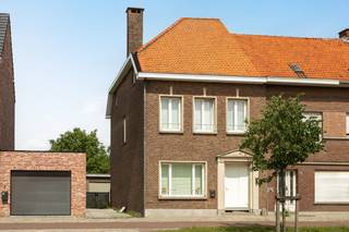 Deze ruime, instapklare woning is gelegen pal in het centrum van Stabroek. Winkels, scholen en het openbaar vervoer kan u allemaal terugvinden...