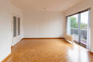 Gelegen op een centrale en gunstige locatie, met openbaar vervoer, winkels en diverse voorzieningen in de nabije omgeving. Het appartement bevindt zich op de 4de verdieping van een karaktervol gebouw.<br /><br />Het appartement omvat een aangename leefruimte, een keuken, badkamer, apart toilet en twee slaapkamers. Daarnaast beschikt het over een aangenaam terras. De ramen zijn voorzien van dubbele beglazing en er is centrale verwarming op gas.<br /><br />De maandelijkse gemeenschappelijke kosten bedragen €210 en omvatten water, gas, onderhoud en elektriciteit van de gemene delen.<br /><br />EPC: 172 kWh/m²