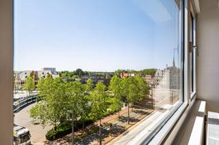 Bent U op zoek naar een pareltje in het hart van het centrum van Mortsel dan moet U zeker dit appartement even nader bekijken. <br />Het betreft een kwalitatief 'totaal' gerenoveerd appartement op de 5de verdieping (met lift!) met een adembenemed, groen en rustgevend uitzicht over het centrum van Mortsel.<br />Het appartement is als volgt ingedeeld : ruime inkomhall met apart toilet, berging/wasplaats, mooie woonkamer met ontzettend veel natuurlijke lichtinval, moderne kwalitatieve open keuken (Keukens de Abdij), luxueus ingerichte badkamer, 2 slaapkamers, 2 terrassen aan de slaapkamers waarvan 1 met bergkast. Tevens is er een privatieve kelderruimte.<br />Deze renovatie werd met zorg gedaan en de gebruikte materialen zijn duurzaam en kwaliteitsvol. Zo werden alle ruimten voorzien van een parketvloer die mooi doorloopt doorheen het appartement (behoudens badkamer en toilet daar werd een tegel voorzien).<br />Volgende werken werden uitgevoerd :<br />* volledig nieuwe elektriciteit<br />* volledig nieuwe sanitair en verwarming<br />* luxe keuken van 'Keukens de Abdij'<br />* luxe badkamer<br />* alle muren werden geïsoleerd en opnieuw bezet<br />* kwalitatieve parketvloer<br />De locatie is uitermate gunstig in het hart van het commerciële centrum van de gemeente Mortsel. Diverse winkels en het openbaar vervoer (bus en tram) op wandelafstand. Centraal gelegen en makkelijk bereikbaar op slecht enkele minuutjes van E-19 Antwerpen - Brussel en Ring Antwerpen. Zéér vlotte bereikbaarheid, zowel tram als bus in de straat aanwezig. <br />De gemeenschappelijke kosten bedragen € 250/maand en dit is inclusief privatief waterverbruik en kost verwarming !!!<br />Het appartement heeft een gunstige EPC-score 'B'.<br />Wil U dit pareltje bezoeken ??? Contacteer ons voor een bezichtiging ter plaatse via 03 459 99 99 of info@leximmo.be, tot dan! <br />
