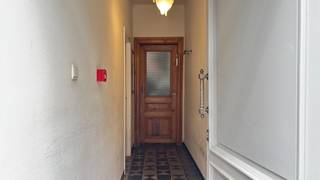 Op zoek naar een gezellige plek om met vrienden samen te wonen?<br /><br />Welkom in deze ruime en lichtrijke woning op een uitstekende ligging in Leuven. Je woont hier midden in het bruisende centrum, vlak bij verschillende faculteiten, sportfaciliteiten, winkels, supermarkten en tal van eet en drinkgelegenheden. Alles wat je nodig hebt, ligt dichtbij!<br /><br />Je komt binnen via de inkomhal, waar zich een extra ruimte bevindt die dienst kan doen als fietsenberging of thuiskantoor. Aansluitend bevindt zich de lichte leefruimte met inbouwkasten, die uitgeeft op een volledig ingerichte keuken met ingebouwde oven, frigo met diepvriesvak, dubbele wastafel, keramische kookplaat en dampkap. Naast de keuken is er een apart toilet met bijkomende opbergruimte. Op de <strong>eerste verdieping</strong> bevindt zich één bemeubelde slaapkamer en een badkamer ingericht met douche, kasten, dubbel lavabomeubel met spiegel en toilet. De <strong>tweede verdieping </strong>telt twee ruime slaapkamers.<br />Op de zolder bevindt zich de vierde slaapkamer, voorzien van een eigen lavabomeubel en een afgescheiden slaapgedeelte. Buiten beschikt de woning over een ruim <strong>terras </strong>en een omheinde <strong>stadstuin</strong> van [<strong>106m</strong>²]!<br /><br />CO-HOUSING IN DEZE WONING IS TOEGESTAAN MAAR NIET VOOR STUDENTEN (TENZIJ ONDER VOLGENDE VOORWAARDEN):<br />https://www.leuven.be/co-housing-samenhuizen<br /><br />De woning is beschikbaar vanaf 1 oktober 2026 en heeft een maandelijkse huurprijs van 1700 euro. De nutsvoorzieningen (gas, elektriciteit en water) zijn voor eigen rekening.<br /><br />Neem gerust contact met ons op voor verdere informatie of om een bezichtiging te regelen, via telefoon op 016 23 90 81 (elke weekdag bereikbaar tussen 10u en 13u), of maak zelf een afspraak via onze handige online agenda onder 'bezoekmoment kiezen'. Dit is een geweldige kans die u niet wilt missen!