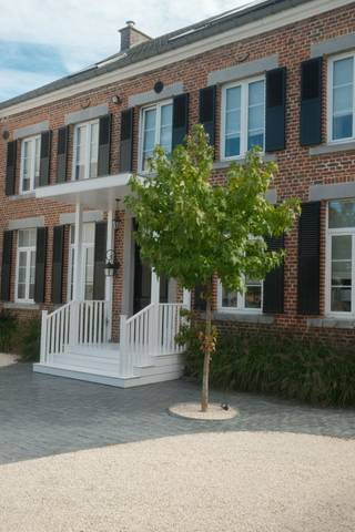 <span>Volledige presentatie met plattegronden en dynamische video: https://weinvest.be/fr-BE/property/for-sale/orp-le-grand/house/58305 Zodra u de drempel overgaat, straalt deze uitzonderlijke woning van 400 m² een gevoel van welzijn en elegantie uit. Gelegen in het hart van het dorp Orp-Le-Grand, biedt het prachtige, lichte ruimtes waarin elk detail is bedacht om comfort en verfijning te combineren. De leefruimtes zijn ruim, uitnodigend en perfect in balans. U vindt er een woonkamer, eetkamer, volledig uitgeruste keuken, wasruimte en kantoor. De 5 slaapkamers, allemaal ruim, waaronder een ouderlijke suite van meer dan 120 m², en de 3 badkamers creëren een ideale omgeving voor een gezin of om met gemak gasten te ontvangen. De tuin is de ideale plek voor uw kinderen, maar ook om te ontspannen met het verwarmde zwembad en de speelplek voor kinderen. Het biedt toegang tot de kelders onder het hele huis.</span>