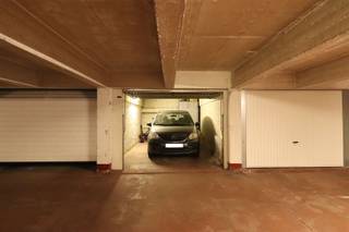 Ce garage box fermé avec portail basculant manuel est accessible par la Fruithoflaan à Berchem. Idéal pour ceux qui cherchent un endroit sûr...
