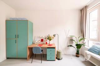 <p><span>Op zoek naar een comfortabele en instapklare studentenkamer in Leuven? </span></p><p><span>In residentie The Rise verblijf je op een centrale ligging, vlak bij het bruisende stadscentrum en op korte afstand van verschillende campussen.</span></p><p><span>De kamers zijn modern afgewerkt en voorzien van een private badkamer met douche, toilet en lavabo. Ideaal voor wie graag privacy combineert met het studentenleven. </span></p><p><span>Even nood aan ontspanning? De binnentuin biedt een rustige plek om tot rust te komen of samen te zitten met medestudenten.</span></p><p><span>Ook praktisch zit je hier goed:</span></p><ul><li><span>Overdekte fietsenberging aanwezig </span></li><li><span>Winkels, horeca en ontspanning vlakbij </span></li><li><span>Vlotte verbinding naar universiteiten en station </span></li></ul><p><span> </span></p><p><span>Kortom: een ideale uitvalsbasis voor een zorgeloze studententijd in Leuven.</span></p>