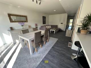 <p><span>Lichtrijk en ruim 2 slaapkamer appartement met zonnig terras en tuin in Hoboken.</span></p><p><span> </span></p><p><span>Dit energiezuinig (energielabel A) en instapklaar appartement is ideaal voor wie op zoek is naar een rustige, maar toch goed bereikbare woonlocatie. </span></p><p><span>Met winkels, openbaar vervoer en recreatie mogelijkheden op wandelafstand! </span></p><p><span>Dit energiezuinig gelijkvloers appartement heeft een inkomhal met apart toilet, leefruimte met open keuken voorzien van ATAG toestellen, berging/wasplaats , badkamer met ligbad en douche, 2 slaapkamers (13,4m² en 6.2m²), zonnig terras, mooie tuin en ondergrondse autostaanplaats..</span></p><p><span> </span></p><p><span>Grote troeven</span></p><p><span> </span></p><p><span>+ Zeer gunstig energielabel (EPC A - 95 kWh / (m² jaar) </span></p><p><span>+ Ventilatiesysteem en conforme elektriciteit</span></p><p><span>+ Berging met aansluiting voor wasmachine en mogelijkheid tot plaatsen van condensatie droogkast</span></p><p><span>+ Zuid gerichte tuin met zonnig terras </span></p><p><span>+ Ondergrondse autostaanplaats</span></p><p><span>+ Interesse? "Kom niet TE LAET" en contacteer ons voor meer informatie of een bezichtiging! </span></p><p><span>www.immodelaet.be of bel 03 644 00 88</span></p><p><span> </span></p><p><span> </span></p><p><span> </span></p>