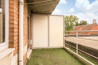 <p><span>Lichtrijk </span><span>2-slaapkamerappartement </span><span>gelegen op de eerste verdieping en bereikbaar met lift en trap.</span></p><p><span>Gelegen in de Mechelse binnenstad, op wandelafstand van winkels, horeca, de Bruul, de Grote Markt en het station.</span></p><p><span>Ook openbaar vervoer en alle dagelijkse voorzieningen bevinden zich vlakbij.</span></p><p><span> </span></p><p><span>Via de privatieve inkomhal kom je in de lichtrijke leefruimte met </span><span>open keuken</span><span>, uitgerust met kookfornuis, dampkap, koelkast en een aansluiting voor de wasmachine.</span></p><p><span>Verder beschikt het appartement over een </span><span>apart gastentoilet</span><span>, badkamer met </span><span>douche en lavabo</span><span> en twee slaapkamers van </span><span>12 m² en 7,5 m²</span><span>.</span></p><p><span>De grootste slaapkamer geeft toegang tot een </span><span>terrasje</span><span>.</span></p><p><span>Daarnaast is er een </span><span>privatieve kelderberging</span><span> en een gemeenschappelijke fietsenstalling aanwezig.</span></p><p><span> </span></p><p><span>Gemeenschappelijke kosten: €60/maand</span></p><p><span>Beschikbaar vanaf 15 oktober 2026.</span></p><p><span> </span></p><p><span>Interesse?</span></p><p><span>Bel ons van maandag tot vrijdag om een bezoek in te plannen.</span></p><p><span> </span></p>