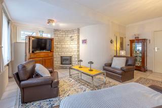 <strong>Ruime ééngezinswoning met 3 slaapkamers te Groot-Bijgaarden (Dilbeek) </strong><br /><br />Deze zeer solide en uitstekend onderhouden halfopen bebouwing combineert ruimte, comfort en een praktische indeling op een gunstige ligging nabij belangrijke invalswegen.<br /><br />Via de inkomhal met afzonderlijk toilet en vestiaire betreedt u de aangename leefruimte, voorzien van driedubbele beglazing, wat zorgt voor extra comfort en energiezuinigheid. De ingerichte keuken sluit mooi aan op de lichtrijke eetkamer, die directe toegang biedt tot de veranda, een fijne extra leefruimte met zicht op de onderhoudsvriendelijke tuin.<br /><br />Op de eerste verdieping bevindt zich de ruime master bedroom met aansluitende dressing of bureauruimte, aangevuld met twee bijkomende slaapkamers en een badkamer met douche in bad, dubbele wastafel en toilet. <br /><br />De zolder is bereikbaar via een uittrekbare trap en biedt nog tal van mogelijkheden. Deze ruimte kan perfect worden ingericht als extra slaapkamer, tweede badkamer, hobbykamer of bureau.<br /><br />De woning beschikt bovendien over een ondergrondse garage, verschillende opslagruimtes en een praktische wasplaats met extra douche. <br /><br />Gelegen op een centrale locatie met alle voorzieningen binnen handbereik (station Dilbeek en Groot-Bijgaarden, openbaar vervoer, winkels etc.) en een uitstekende bereikbaarheid richting Brussel.<br /><br />Kortom, een degelijke en verzorgde woning met veel potentieel, comfortabele ruimtes en een uitstekende bereikbaarheid.<br /><br />EPC 249 kWh/(m²jaar) - label C<br />Elektriciteit niet conform