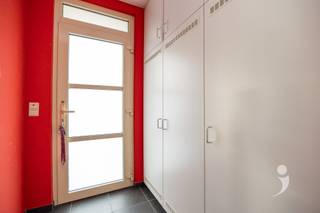 <p><span>Ontdek dit instapklare gelijkvloers appartement in een zeer rustige wijk nabij Leuven. U komt binnen via een aangename inkomhal met ingebouwde kast. De lichtrijke leefruimte biedt zowel een gezellige zithoek als een eetplaats en sluit aan op de praktische keuken, uitgerust met kookplaat, vaatwasser, wastafel, koelkast en voldoende kastruimte.</span></p><p><span>Aansluitend bevindt zich een aparte berging met aansluiting voor wasmachine en droogkast, ideaal voor extra stockage. Het appartement beschikt over twee volwaardige slaapkamers en een badkamer met bad-douchecombinatie, toilet en wastafel.</span></p><p><span>Geniet buiten van een overdekt terras en een privatieve tuin. Verder is er ook nog een privatieve garagebox alsook een extra staanplaats. Het appartement is momenteel verhuurd. Mooie extra, er zijn momenteel geen gemeenschappelijke kosten.</span></p><p><span>Op zoek naar een instapklaar appartement of naar een investeringseigendom? Contacteer ons op 016 15 31 15 of info@immolivit.be.</span></p>
