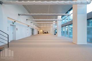 Hoogwaardige kantoorruimte <strong>van 319 m²</strong> in een toekomstgericht en duurzaam kantoorgebouw met flexibele indelingsmogelijkheden. De ligging biedt een professionele werkomgeving met uitstekende connectiviteit naar belangrijke invalswegen en het stadscentrum.<br /><br />Het gebouw is uitgerust met moderne voorzieningen zoals een performant toegangscontrolesysteem, verhoogde vloeren, dubbele beglazing, externe zonnewering en <strong>gekoelde plafonds </strong>voor optimaal comfort. Dankzij meerdere <strong>liften</strong> en een goederenlift is een vlotte interne circulatie verzekerd. Het project is bovendien<strong> BREEAM Very Good In-Use gecertificeerd</strong>.<br /><br />De gebruikerservaring staat centraal met een breed aanbod aan faciliteiten: receptie met twee hoofdentrees, conciërgeservice, kitchenette, gemeenschappelijke conferentieruimte en diverse meetingrooms. Daarnaast zijn er een private <strong>binnentuin</strong>, een health & food concept met ruim buitenterras, én wellnessfaciliteiten zoals fitness- en yogaruimte met coaching en kleedruimtes met douches.<br /><br />Op vlak van mobiliteit zijn er<strong> ondergrondse parkeerplaatsen</strong>, <strong>10 gedeelde laadpunten</strong> voor elektrische wagens, ruime fietsenstallingen en een vloot gedeelde e-bikes.<br /><br />Contacteer<strong> PANORAMA B2B</strong> voor meer informatie of een vrijblijvend plaatsbezoek: <strong>0477 09 00 09.</strong>