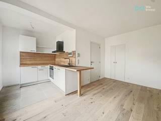 <pre>Informatie en bezichtigingen: 0477/05.62.41<br />INVESTEER!!! Verhuurd voor € 875 exclusief kosten! (Ook perfect voor starters!)<br />We Invest is trots om dit charmante studio-appartement van 35 m² aan te bieden, volledig gerenoveerd in 2024, gelegen aan de Rue Saint-Bernard 79. Deze studio beschikt over een lichte woonkamer en een gloednieuwe, volledig uitgeruste keuken met koelkast, vaatwasser, kookplaat, oven en alle benodigde kookgerei. De doucheruimte is eveneens gloednieuw en biedt plaats aan een wasmachine. Om de ruimte optimaal te benutten, is er een inbouwkast geplaatst. De studio bevindt zich op de vijfde verdieping van een gebouw met een lift die aan de normen voldoet. Energielabel (EPC) D Voldoet aan de elektrische installatie!</pre>