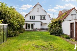 <p><strong>Karakteristieke en mooi gelegen woning met o.a. 4 à 5 slaapkamers, ruim bijgebouw, private, organisch ingerichte natuurtuin op westoriëntatie en achterliggend agrarisch gebied. Het geheel ligt op een perceel van ca. 799m², nabij alle voorzieningen van het centrum van Retie en Oud-Turnhout. Er is voldoende opslag en het riante bijgebouw leent zich tot gebruik voor de kleine zelfstandige of vrije beroeper. De woning van bj. 1953 werd in 2011 opgefrist (o.a. keuken, badkamer, slaapkamers en HR-gasketel). In 2026 staan de volledige vervanging van het buitenschrijnwerk (PVC) en nieuwe beglazing (zonwerend) op de planning. Deze maatregelen zullen ook energetisch positieve impact hebben.<br /><br /></strong><strong>De woning is gunstig gelegen nabij steden Turnhout en Mol; met bovenop een vlotte verbinding naar Antwerpen en Eindhoven (E34). Verder gelegen nabij scholen, openbaar vervoer en op wandel/-fietsafstand van Provinciaal Groendomein 'Prinsenpark', natuur- en duigebied 'Looiendse Bergen' en natuurreservaat 'De Liereman'.<br /><br /></strong><strong>De woning ligt op ca. 15 min. van de Nederlandse Kempen en op ca. 30 min. van Eindhoven, waardoor ze tevens bijzonder geschikt is voor forensen en expats. Retie staat bovendien bekend als een levendig dorp met uitgebreide sportvoorzieningen en een actieve gemeenschap. EPC-score van 393kWh/m²/jaar. Geen renovatieverplichting; en bovenop een volledig conforme elektriciteit.<br /><br /></strong><span>Gelijkvloerse verdieping:</span><br />Via de charmante inkomhal bereikt u de woonkamer (alsook gastentoilet, wasplaats en keuken). De sfeervolle leefruimte is ruim, kan worden opgedeeld in een eet- of werkgedeelte en een zitruimte, en geniet bovendien van rechtstreeks daglicht dankzij de grote raampartijen. De keuken is geïnstalleerd met volgende toestellen: gasvuur met heteluchtoven (Indesit), koelkast (Gram), vaatwas (Miele) en voldoende kastruimte. Er is een eet-/ontbijthoek voorzien die rechtstreeks toegang geeft tot het tuingebeuren via dubbele deur naar het terras en de achtertuin.<br /><br /><span>Eerste verdieping:</span><br />Via de vaste trap bereikt u 3 ruime slaapkamers en een volledig ingerichte badkamer met lig(bubbel)bad, toilet, dubbele lavabo en inloopdouche.<br /><br /><span>Tweede verdieping:</span><br />Het 2e verdiep (ook te bereiken via vaste trap) bestaat uit een ruime slaapkamer, een badkamer (douche, toilet en wastafel) en een overloop (die tevens als extra slaapkamer kan worden gebruikt).<br /><br /><span>Buitengebeuren en kelder:</span><br />Naast de woning bevindt zich een oprit tot het bij-/garagegebouw. Deze ruimte schikt zich in het bijzonder voor de kleine zelfstandige, vrije beroeper of hobbyist. Ook de zolderverdieping van dit bijgebouw biedt mogelijkheden als extra opslagruimte.<br /><br />Het westgericht zonneterras geeft uit op een diepe, landelijke en volledig private tuin met diverse planten, heesters, fruitbomen, leilindes en een serre met druivelaar. Achteraan de tuin bevindt zich een gezellige zithoek met zicht op de achterliggende weilanden en optimale privacy.<br /><br />De woning is onderkelderd. Aldaar bevinden zich de nutsvoorzieningen en leidingen (HR-top ketel Buderus ).<br /><br /><em>Geplande vernieuwingswerken.</em><br /><em>Voor overdracht van de woning worden nog verbeteringswerken uitgevoerd, waaronder de plaatsing van nieuw PVC-buitenschrijnwerk met zonwerend, dubbel glas. Deze investeringen dragen bij aan een hoger wooncomfort, de energiezuinigheid en een verzorgde uitstraling.<br /><br /></em><span>Bijzonderheden:</span><br />- Bewoonbare oppervlakte van ca. 200m² excl. kelder en bijgebouw<br />- Recent vernieuwde rolluiken op de eerste verdieping (slaapvertrekken)<br />- CV op aardgas met radiatoren (HR top ketel Buderus 2011)</p>