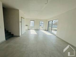 Nieuwbouwwoning (HOB) op een perceel van 255,70 m2, met een bruto bewoonbare oppervlakte van 204,53 m2. Op de gelijkvloerse verdieping vinden we een inkomhal, leefruimte met open keuken, een berging en apart toilet. Op de eerste verdieping zijn er 3 slaapkamers, een apart toilet, een wasplaats en een badkamer. Op de tweede verdieping, die bereikbaar is via een vaste trap, vinden we nog een zolder waarvan de bestemming nog kan ingevuld worden. Verder wordt er nog een carport voorzien. Naast de woning ligt er een extra staanplaats. De werken starten in het voorjaar van 2025 en de oplevering wordt voorzien tegen de zomer van 2026. De foto's zijn een impressie. Alle prijzen excl. registratierechten en BTW. Voor meer info, of vrijblijvend het lastenboek en plannen: 0479/9 34 34 9 (Kristof)