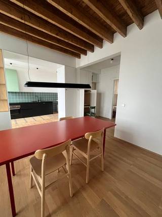 Stijlvol gemeubeld appartement op toplocatie nabij Park Spoor Noord<br /><br />Ontdek dit smaakvol en volledig instapklaar appartement in de Sint-Jobsstraat te Antwerpen, op wandelafstand van winkels, restaurants, bakkerijen en sportfaciliteiten. <br />De uitstekende ligging aan Park Spoor Noord en op slechts 15 minuten wandelen van het MAS maakt dit een bijzonder gegeerde woonplek.<br /><br />Het appartement biedt een doordachte indeling met een gemeenschappelijke inkomhal (met plaats voor 2 fietsen per appartement), <br />een lichtrijke eetruimte met open keuken en een gezellige tv-hoek met comfortabel zitmeubel. <br />Het ingebouwde bureau maakt deze woonst perfect voor wie regelmatig van thuis uit werkt. <br /><br />Doorheen het hele appartement is er veel opbergruimte.<br />De slaapkamer beschikt over een comfortabel bed. Aansluitend zijn er een moderne badkamer met douche en wastafel, een afgescheiden toilet en een praktische wasplaats,met wasmachine en droogkast .<br /><br />De woning wordt volledig bemeubeld verhuurd en is afgewerkt met hoogwaardige materialen zoals parket, stijlvolle verlichting, in-between gordijnen en maatkasten in elke ruimte. <br />De keuken is volledig uitgerust met een ingebouwde koelkast met diepvries, vaatwasser en oven.<br /><br />Extra troef is het aangename terras met glazen schuifwanden, ideaal om het hele jaar door van te genieten.<br /><br />Dit appartement is uitermate geschikt voor expats, tijdelijke professionals, koppels of alleenstaanden die op zoek zijn naar een stijlvolle, ingerichte en perfect gelegen woonst. Verhuurd via jaarcontract (verlenging bespreekbaar).<br /><br />Huurprijs: €1.350/maand<br />Vaste kosten: €50/maand (beheer gebouw)<br />Interesse?<br />Neem contact op via +32 (0) 472 81 65 56 (bij voorkeur bericht via WhatsApp)<br />of mail naar marijkesybers@hotmail.com voor een bezoek!