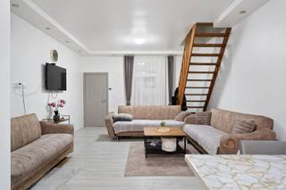 Deze charmante gezinswoning bevindt zich op wandelafstand van winkels, scholen, openbaar vervoer, Dok-Noord en het bruisende centrum van Gent...