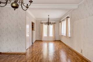 <strong>TE KOOP | Berlaar – Doelstraat 157</strong><br /><br /><strong>Te renoveren halfopen bebouwing op een perceel van 355 m².</strong><br />Op zoek naar een woning met veel potentieel?<br />Deze te renoveren halfopen bebouwing in Berlaar biedt heel wat mogelijkheden om er een aangename en persoonlijke thuis van te maken.<br /><br />De woning omvat op vandaag een inkomhal, woonkamer, keuken, berging, wasplaats, 3 slaapkamers en een douchekamer.<br />Daarnaast beschikt de woning over een garage en een ruime polyvalente ruimte, die voor verschillende doeleinden kan worden ingericht, zoals een hobbyruimte, kantoor, speelkamer of extra leefruimte.<br />Buiten geniet u van een terras en een tuin met tuinberging.<br /><br /><strong>Technische informatie</strong><br />Verwarming via aardgaskachel<br />EPC: 781 kWh/m²/jaar – label F<br />Renovatieplicht van toepassing<br /><br /><strong>Ontdek deze woning online</strong><br />Bekijk alvast de interactieve grondplannen en foto's op onze website:<br />www.wijns.be<br /><br /><strong>Interesse?</strong><br />Wilt u de mogelijkheden van deze woning zelf ontdekken?<br />Contacteer ons vandaag nog voor meer informatie of om een bezoek ter plaatse in te plannen.<br />📞 0473/33 33 33<br />✉️ philip@wijns.be