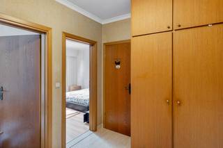 Op een aangename locatie aan de Rederijkerslei 11 in Lier bevindt zich dit ruime appartement met een bewoonbare oppervlakte van circa 100 m². Dankzij de royale leefruimte, twee volwaardige slaapkamers en het terras biedt het appartement heel wat ruimte en mogelijkheden.<br />Bij het betreden van het appartement komen we terecht in de inkomhal, die toegang geeft tot de verschillende vertrekken. De ruime en lichtrijke leefruimte biedt voldoende plaats voor zowel een gezellige zithoek als een volwaardige eetplaats. De grote raampartijen zorgen voor veel natuurlijke lichtinval.<br />Aansluitend bevindt zich de afzonderlijke keuken, praktisch ingericht en voorzien van voldoende kastruimte. Het appartement beschikt verder over twee ruime slaapkamers. Beide kamers genieten van een aangename lichtinval en bieden voldoende ruimte voor een dubbel bed en bijkomende kasten.<br />De badkamer is uitgerust met een ligbad met douchevoorziening en wastafel. Hier is eveneens plaats voorzien voor een wasmachine en droogkast.<br />Een bijkomende troef is het terras, bereikbaar vanuit de slaapkamers, waar u rustig buiten kunt zitten en uitkijkt op het groen van de gemeenschappelijke omgeving.<br />Met zijn oppervlakte van ca. 100 m², twee ruime slaapkamers, veel natuurlijke lichtinval en terras is dit een interessant appartement voor wie op zoek is naar ruimte en een centrale ligging in Lier.<br /><br />Troeven:<br />✅ Ca. 100 m² bewoonbare oppervlakte<br />✅ EPC = B<br />✅ 2 ruime slaapkamers<br />✅ Royale en lichtrijke leefruimte<br />✅ Garage<br />✅ Terras<br />✅ Veel natuurlijke lichtinval<br />✅ Gelegen aan de Rederijkerslei in Lier<br /><br />Voor interactieve grondplannen met foto’s, ga naar www.wijns.be en klik op de knop “virtueel bezoek”.<br />Info & afspraak: ☎ 0473/33 33 10 ✉ geoffry@wijns.be