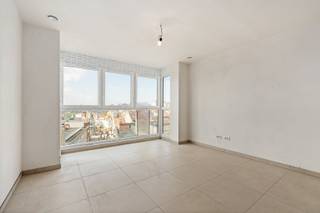<p><strong>Nieuwbouw 1-slaapkamerappartement te huur – Residentie TRAPEGEER</strong></p>

<p>Dit modern nieuwbouwappartement is gelegen op de <strong>zesde verdieping</strong> in Residentie TRAPEGEER. De residentie telt slechts zeven appartementen en bevindt zich in het centrum van De Panne, op wandelafstand van strand, winkels en openbaar vervoer.</p>

<p><strong>Indeling:</strong><br />Lichtrijke, zongerichte woonkamer met open, volledig uitgeruste keuken. Eén slaapkamer en een moderne badkamer voorzien van inloopdouche en toilet. </p>

<p><strong>Troeven:</strong><br />• Nieuwbouw en instapklaar<br />• Dichtbij openbaar vervoer<br />• Lift aanwezig en slechts één appartement per verdieping voor optimale rust en privacy</p>

<p>Interesse? Contacteer <strong>Soraya</strong> via <strong>soraya@servimoholidays.be</strong> of <strong>058/22.41.70</strong>.</p>