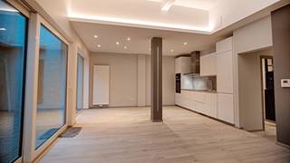 Op een boogscheut van het station van Blankenberge bevindt zich dit volledig gerenoveerd appartement.  Er is duidelijk voor kwalitatieve materialen gekozen!  Het appartement beschikt over een mooie leefruimte met open keuken.  De keuken is volledig uitgerust met een siemens   inductiekookplaat, een oven van Bosch, siemens microgolfoven, AEG vaatwas, grote Siemens koelkast en diepvries. Aansluitend op de leefruimte is er een prachtige stadstuin met extra berging voor tuinmeubilair. Verder zijn er twee ruime slaapkamers met elektrische rolluiken, driedubbel geluidswerend glas, toilet en een prachtige badkamer met inloopdouche.  Daarenboven is er een wasplaats en aparte ingang voor fietsen.  Het appartement is momenteel verhuurd!  Geen maatregelen in het Vlaams Handhavingsplatform
