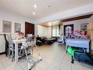 Woning met 3 slaapkamers te Wijtschate op 15min rijden van Ieper De woning is ingedeeld als volgt; Gelijkvloers:inkomhal met berging, ruime...