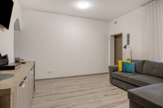 In een levendige en centrale omgeving in Roeselare vinden we deze instapklare en charmante tussenwoning terug, ideaal voor wie op zoek is naar een comfortabele woning met een praktische indeling en een uitstekende bereikbaarheid. De woning beschikt over twee volwaardige slaapkamers, twee badkamers en een gezellige westgerichte binnenkoer. Dankzij de gunstige ligging nabij winkels, openbaar vervoer en de E403 geniet u hier van een perfecte combinatie tussen bereikbaarheid en wooncomfort.<br /><br /><strong>Ligging</strong>: De woning is centraal gelegen in Roeselare, in een omgeving met een mix van wonen, handel en bedrijvigheid. U bevindt zich op wandelafstand van het station, winkels, scholen en horeca. Dankzij de nabijheid van de E403 geniet u van een vlotte verbinding richting Brugge, Kortrijk en omliggende steden.<br /><br /><strong>Indeling van de woning:</strong><br /><u>Gelijkvloers</u>: Via de inkomhal komt u de woning binnen, die toegang biedt tot een bureauruimte aan de voorzijde, ideaal als thuiswerkplek of hobbyruimte. Verder betreedt u de woonkamer met een aparte opbergruimte. Aansluitend bevindt zich de afzonderlijke keuken, die uitgeeft op de gezellige westgerichte binnenkoer. Op het gelijkvloers bevindt zich eveneens de badkamer, uitgerust met een douche, lavabomeubel en toilet.<br /><u>Eerste verdieping</u>: Op de eerste verdieping bevindt zich de nachthal die toegang biedt tot twee slaapkamers. Eén van de slaapkamers beschikt over een tweede badkamer met douche, lavabomeubel en toilet.<br /><u>Zolderverdieping</u>: Via de tweede slaapkamer bereikt u de zolderruimte, toegankelijk via een vaste trap. Deze ruimte kan perfect ingericht worden als derde slaapkamer, hobbyruimte of extra bergruimte.<br /><u>Buitenruimte</u>: De woning beschikt over een gezellige westgerichte binnenkoer waar u in alle rust kan genieten van de namiddag en avondzon.<br /><br /><strong>Technische eigenschappen: </strong>
<ul>
	<li>Conforme elektrische installatie.</li>
	<li>Energiezuinig met EPC label C.</li>
	<li>Dak en muren voorzien van isolatie.</li>
	<li>Vernieuwde keuken met hedendaags comfort. </li>
</ul>
<strong>Troeven:</strong>

<ul>
	<li>Instapklare woning. </li>
	<li>Twee badkamers voor extra comfort. </li>
	<li>Vaste trap naar zolder met uitbreidingsmogelijkheden en mogelijkheid tot derde slaapkamer. </li>
	<li>Voldoende opbergruimte in de woning.</li>
	<li>Centrale ligging dichtbij winkels, station, scholen en horeca. </li>
	<li>Uitstekende bereikbaarheid nabij E403 en openbaar vervoer. </li>
</ul>
<strong>Interesse? </strong>Contacteer ons voor meer informatie of plan een vrijblijvend bezoek via 051/201.400 of info@dicasa.be.