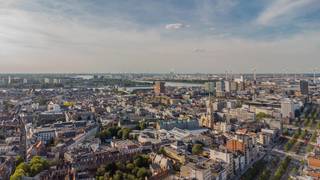 Eén van de iconische gebouwen die de skyline van Antwerpen vormen.Wonen in het centrum van de Stad, aan het vernieuwde operaplein, op de kroon van de...