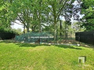 <p><span>Welkom in deze moderne nieuwbouwvilla in Paal, gelegen op een royaal perceel van 1.346 m² en met een bruikbare vloeroppervlakte van 240 m².</span></p><p><span>De woning beschikt over 5 volwaardige slaapkamers, waarvan één op het gelijkvloers en vier op de verdieping. De kamer op het gelijkvloers biedt heel wat mogelijkheden en kan perfect dienen als bureau, speelkamer, hobbyruimte of kangoeroekamer.</span></p><p><span>Het hart van de woning is zonder twijfel de prachtige open leefruimte met moderne keuken en eetplaats. De keuken is voorzien van ingebouwde toestellen en biedt een mooi open zicht op de tuin. Dankzij de grote schuiframen loopt de leefruimte naadloos over naar het gezellige terras en de volledig omheinde tuin.</span></p><p><span>De badkamer op de verdieping beschikt over een vrijstaand ligbad en een ruime inloopdouche met regendouche. Op het gelijkvloers bevindt zich daarnaast een aparte ruimte met toilet, lavabo en ingebouwde kast. Deze ruimte kan eventueel verder worden ingericht met een douche, waardoor er op het gelijkvloers een tweede badkamer kan worden gecreëerd.</span></p><p><span>Deze villa is bovendien helemaal klaar voor de toekomst. Met maar liefst 34 zonnepanelen, 2 batterijen, een lucht/water-warmtepomp, hoogrendementsglas en een uitstekend EPC A met E-peil -27, woont u hier bijzonder energiezuinig en kostenefficiënt.</span></p><p><span>Ook buiten is het heerlijk vertoeven. De tuin biedt veel privacy, is volledig omheind en omgeven door groen. De automatische poort, dubbele garage met sectionale poort en het gecertificeerde alarmsysteem zorgen voor extra comfort en veiligheid.</span></p><p><span>Troeven:</span></p><p><span>* Moderne nieuwbouwvilla op een perceel van 1.346 m²</span></p><p><span>* 240 m² bruikbare vloeroppervlakte</span></p><p><span>* Gunstige ligging nabij centrum, winkels en E313</span></p><p><span>* 5 (tot 6) slaapkamers, waarvan 1 op het gelijkvloers</span></p><p><span>* Extra multifunctionele kamer op het gelijkvloers</span></p><p><span>* Lichtrijke leefruimte met rechtstreeks contact met terras en tuin</span></p><p><span>* Prachtige moderne keuken met open zicht op de tuin</span></p><p><span>* Badkamer met vrijstaand bad én inloopdouche</span></p><p><span>* Tweede badkamer op het gelijkvloers (aansluitingen zijn voorzien)</span></p><p><span>* 34 zonnepanelen en 2 batterijen</span></p><p><span>* Vloerverwarming gelijkvloers + verdieping</span></p><p><span>* Lucht/water-warmtepomp</span></p><p><span>* Hoogrendementsglas</span></p><p><span>* EPC A  E-peil -27</span></p><p><span>* Volledig omheinde tuin met veel privacy</span></p><p><span>* Dubbele garage met sectionale poort</span></p><p><span>* Gecertificeerd alarmsysteem</span></p><p><span>Koop deze nieuwbouw aan 2% registratierechten!</span></p><p><span>Deze riante en energiezuinige villa is ideaal voor wie op zoek is naar ruimte, comfort, privacy en een duurzame woonoplossing op een toplocatie in Paal.</span></p><p><span>Wij leiden u graag met de glimlach rond in deze prachtige nieuwbouw.</span></p><p><span>Voor meer informatie of een bezoek ter plaatse kunt u contact opnemen via 013 31 25 22 of mailen naar wendy@immodiest.be.</span></p><p><span> </span></p>
