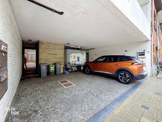 <p><span>Immeuble commercial stratégiquement situé dans un emplacement exceptionnel à Sint-Niklaas, juste en face de VITAZ et facilement accessible pour les clients et les visiteurs. Grâce à sa situation centrale, cet immeuble constitue le point de départ idéal pour une profession libérale, un cabinet, des bureaux ou une activité de services. Le local est actuellement aménagé en crèche et dispose d'un agencement pratique comprenant un espace bureau, une cuisine ouverte, trois pièces séparées pouvant parfaitement servir de bureaux, de cabinets ou de salles de consultation, des toilettes séparées et une terrasse. Les deux places de parking privatives situées à l'avant du bâtiment constituent un atout supplémentaire, offrant une valeur ajoutée considérable tant pour les clients que pour les collaborateurs. De plus, le bien est équipé d’un chauffage central au gaz naturel et est disponible immédiatement. Loyer : € 950 par mois. Cet emplacement commercial de premier choix vous intéresse ? Contactez-nous dès aujourd’hui et organisez votre visite.</span></p><p><span> </span></p>
