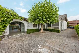 Voor meer info en foto’s, surf naar www.swevers.be – Instapklare open bebouwing op een rustige ligging in Tongeren-Borgloon met een praktische indeling, veel natuurlijke lichtinval en alle comfort voor vandaag én morgen. De woning werd gebouwd in 1971, beschikt over een bewoonbare oppervlakte van 228 m² en werd doorheen de jaren vernieuwd met onder meer een nieuwe verwarmingsinstallatie, een vernieuwde keuken en een tweede badkamer. Op het gelijkvloers vindt u een lichtrijke woonkamer, een ingerichte keuken, veranda, wasplaats, berging, gastentoilet, 4 slaapkamers en 2 badkamers. Buiten geniet u op een onderhoudsvriendelijk perceel van 764 m² met als absolute troef een privézwembad van 3 x 8 meter, ideaal om in alle rust te ontspannen. De woning combineert ruimte, comfort en een doordachte indeling, waardoor ze perfect aansluit bij gezinnen of wie toekomstgericht wil wonen. Bovendien liggen winkels, scholen, kinderopvang, horeca en ontspanning op korte afstand, net als openbaar vervoer en de autosnelweg. Een verzorgde woning met vier slaapkamers, twee badkamers en een rustige, vlot bereikbare ligging. Voor meer informatie, bel 012 699 900. Bron bewoonbare oppervlakte: EPC – verslag. Dit pand is onderworpen aan de renovatieverplichting van de Vlaamse overheid voor residentiële gebouwen (behoudens bij sloop binnen 5 jaar na de aankoop). Consulteer voor meer informatie de website van het Vlaams Energie- en Klimaatagentschap via https://www.vlaanderen.be/een-huis-of-appartement-kopen/renovatieverplichting-voor-residentiele-gebouwen.