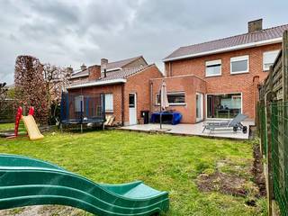 Gerenoveerde woning met 4 slks, garage en tuin te Kuurne.Opzoek naar een degelijk, centraal gelegen en vooral zeer nette woning? Deze woning is...