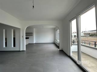 <p><span>Prachtig gerenoveerd twee slaapkamer appartement van ca. 105m² in charmant gebouw op toplocatie! </span></p><p><span> </span></p><p><span>Het appartement bevindt zich op de bovenste verdieping in een gebouw van 5 hoog.</span></p><p><span>De vaste kosten bedragen €80/maand (gemene delen, provisie water, lift)</span></p><p><span>Aparte meters voor elektriciteit en gas. Alle ramen beschikken over dubbele beglazing. </span></p><p><span> </span></p><p><span>Je komt de woning binnen in de centrale ruime hal. </span></p><p><span>Aan de voorzijde van het gebouw bevindt zich de woonkamer met open keuken die een oppervlakte heeft van zo’n 45 m². </span></p><p><span>Deze ruimte geniet van zeer veel lichtinval door de grote raampartijen die toegang verlenen tot de terrassen. </span></p><p><span>Zo heb je vooraan een terras van 4,5m² en achteraan bij de keuken een ruim terras van 7,5m²!</span></p><p><span>De keuken is voorzien van alle toestellen en veel opbergruimte.</span></p><p><span>Grote badkamer voorzien van ligbad met optie om te douchen, lavabomeubel en toilet</span></p><p><span>In de gang is er ook een gastentoilet, technische ruimte en berging voor de wasmachine/droogkast aanwezig. </span></p><p><span>Achteraan treffen we de 2 slaapkamers met mooie oppervlaktes van 16m² en de 12 m². </span></p><p><span>Wees er snel bij voor een bezoek! </span></p><p><span>Dit kan via de website <span>www.hansimmo.be</span></span><span> of maak je afspraak telefonisch via het nummer 03/290.30.30</span></p><p><span> </span></p>